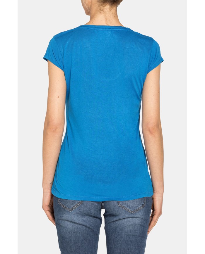 T-SHIRT CON SCOLLO ROTONDO IN 100% VISCOSA.