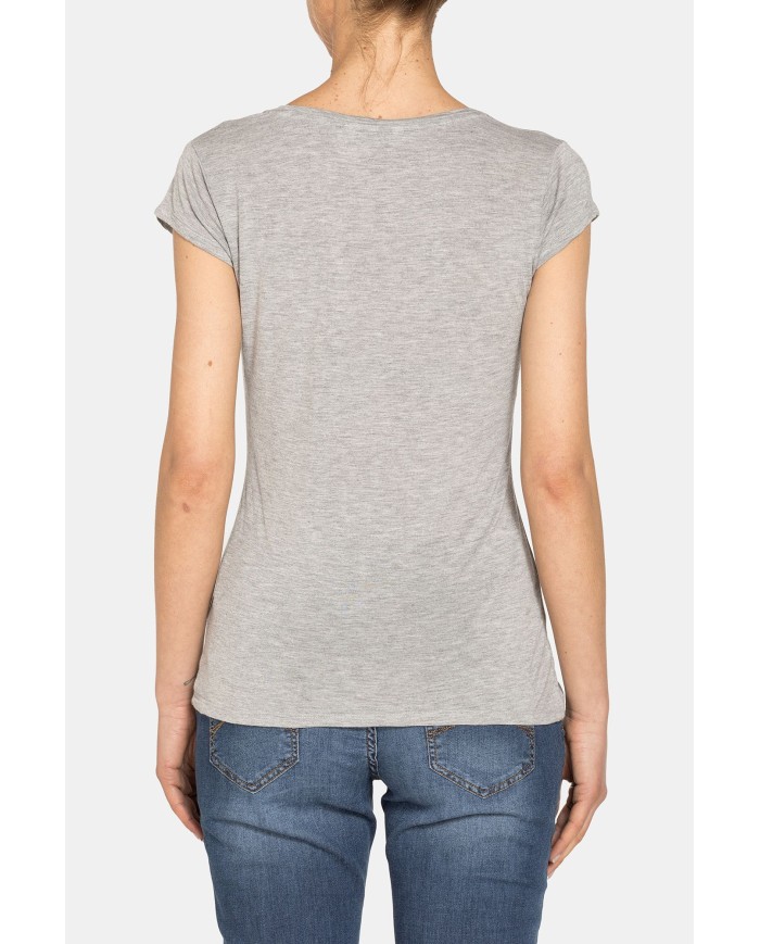 T-SHIRT CON SCOLLO ROTONDO IN 100% VISCOSA.