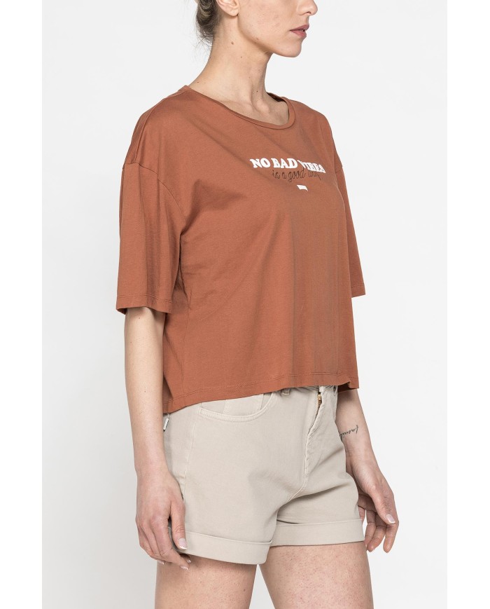 T-SHIRT CORTA GIROCOLLO CON GRAFICA A PETTO