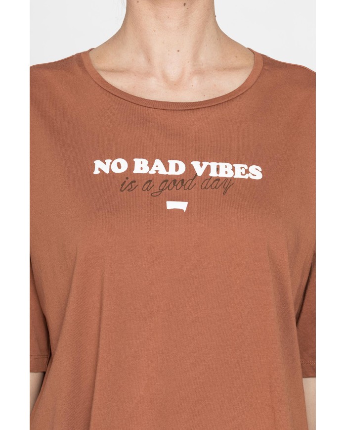 T-SHIRT CORTA GIROCOLLO CON GRAFICA A PETTO