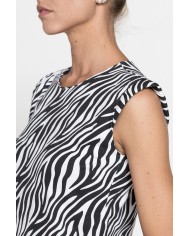 T-SHIRT STAMPATA CON SPALLE IMBOTTITE