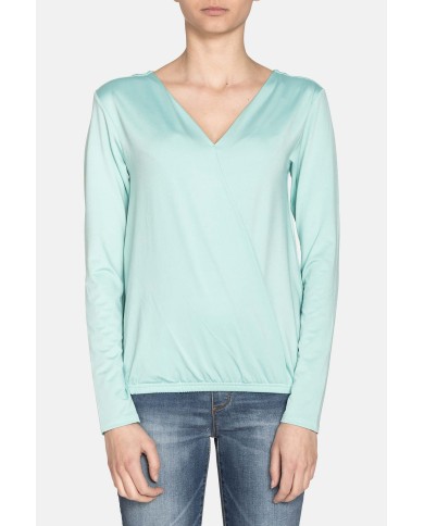 T-SHIRT SCOLLO V INCROCIATA SUL DAVANTI IN JERSEY POLIESTERE. Vestibilità regolare.