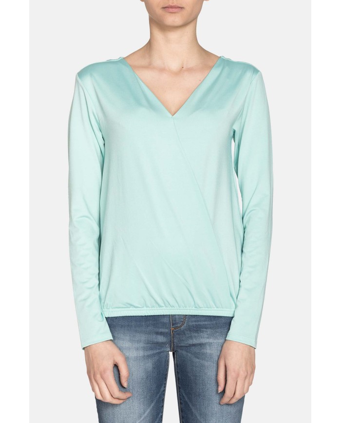 T-SHIRT SCOLLO V INCROCIATA SUL DAVANTI IN JERSEY POLIESTERE. Vestibilità regolare.