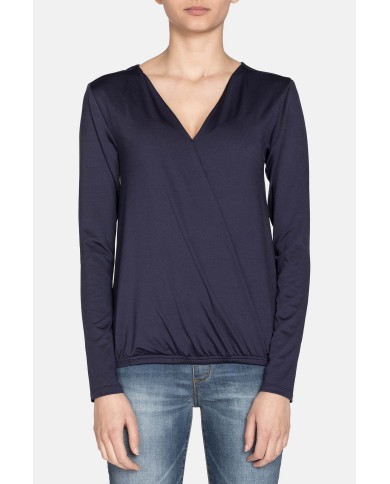 T-SHIRT SCOLLO V INCROCIATA SUL DAVANTI IN JERSEY POLIESTERE. Vestibilità regolare.