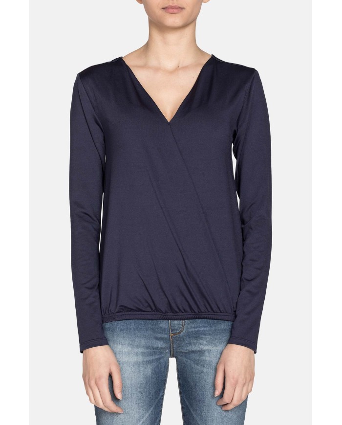 T-SHIRT SCOLLO V INCROCIATA SUL DAVANTI IN JERSEY POLIESTERE. Vestibilità regolare.