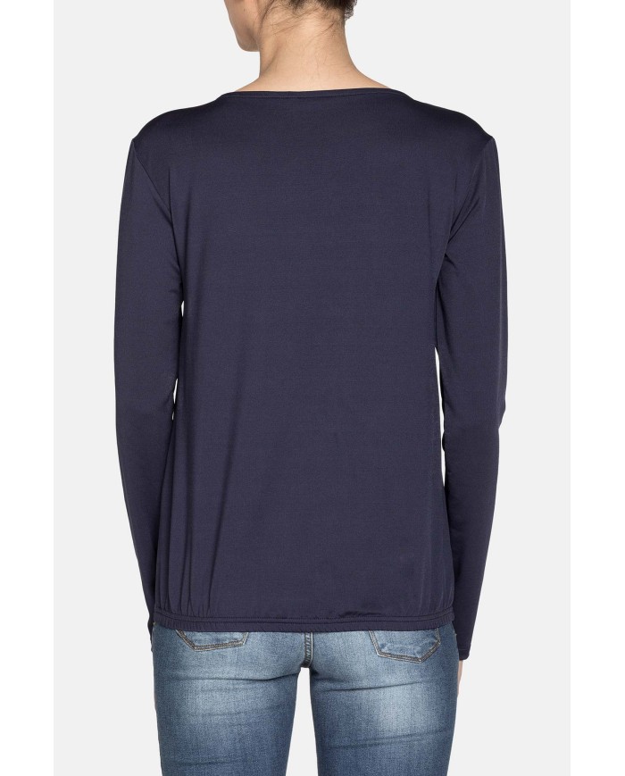 T-SHIRT SCOLLO V INCROCIATA SUL DAVANTI IN JERSEY POLIESTERE. Vestibilità regolare.