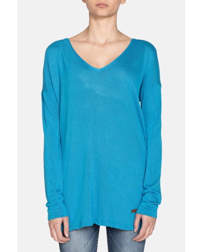 MAXI T-SHIRT SCOLLO A V IN VISCOSA. Vestibilità regolare.