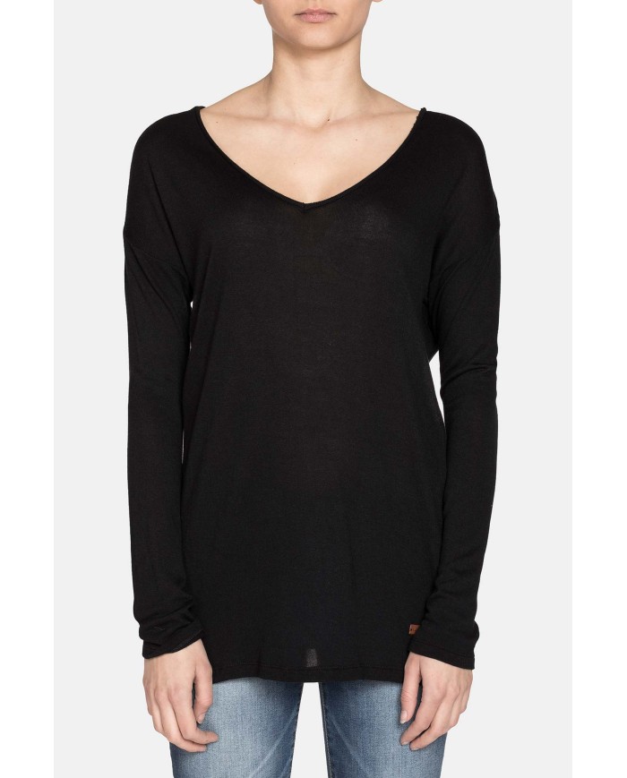 MAXI T-SHIRT SCOLLO A V IN VISCOSA. Vestibilità regolare.