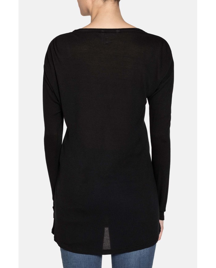 MAXI T-SHIRT SCOLLO A V IN VISCOSA. Vestibilità regolare.