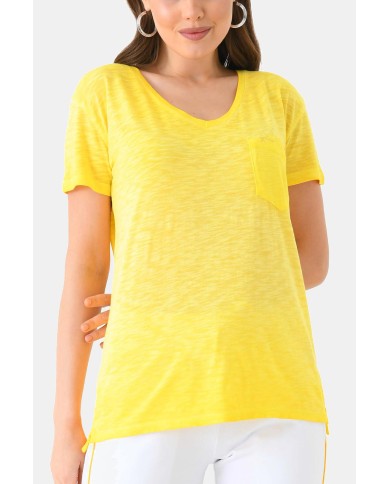 T-SHIRT CON SCOLLO A V A MANICA CORTA