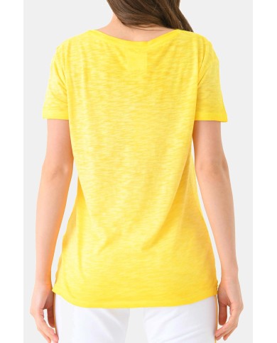 T-SHIRT CON SCOLLO A V A MANICA CORTA