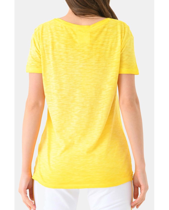 T-SHIRT CON SCOLLO A V A MANICA CORTA