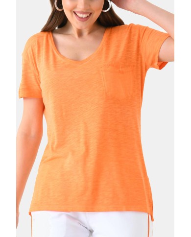 T-SHIRT CON SCOLLO A V A MANICA CORTA