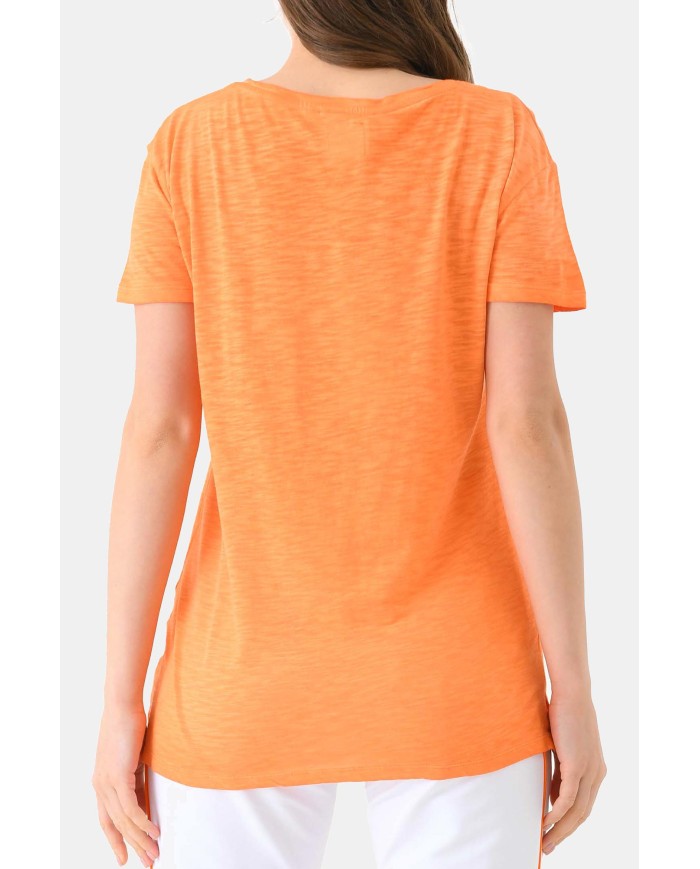 T-SHIRT CON SCOLLO A V A MANICA CORTA