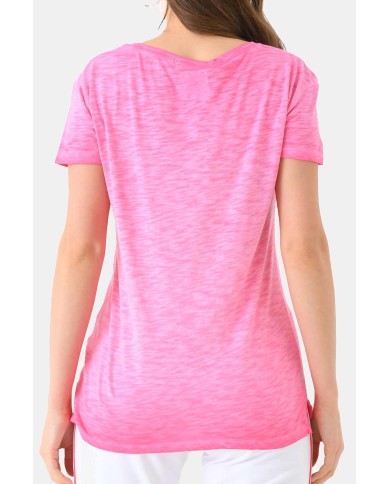 T-SHIRT CON SCOLLO A V A MANICA CORTA