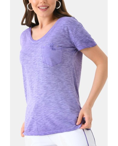 T-SHIRT CON SCOLLO A V A MANICA CORTA