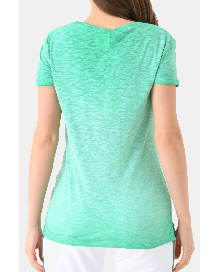 T-SHIRT CON SCOLLO A V A MANICA CORTA