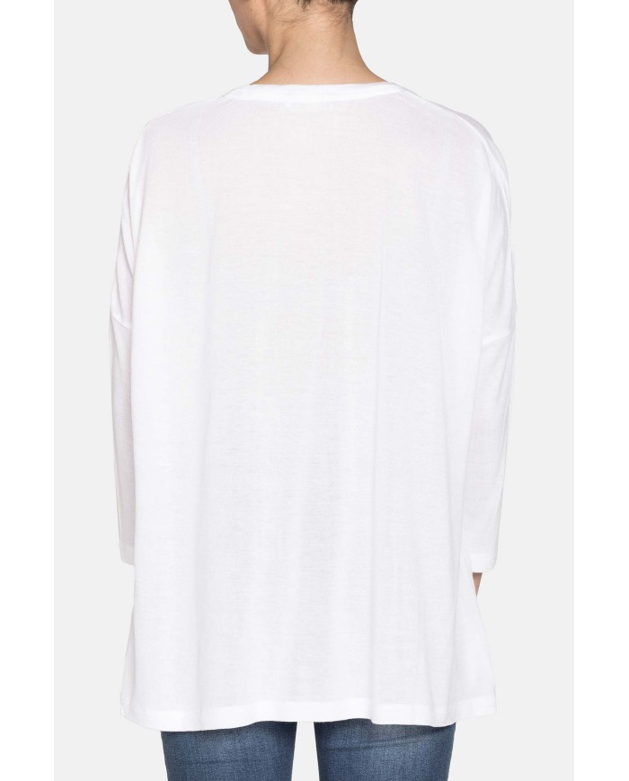 MAXI T-SHIRT COLLO STONDATO IN VISCOSA. Vestibilità regolare.