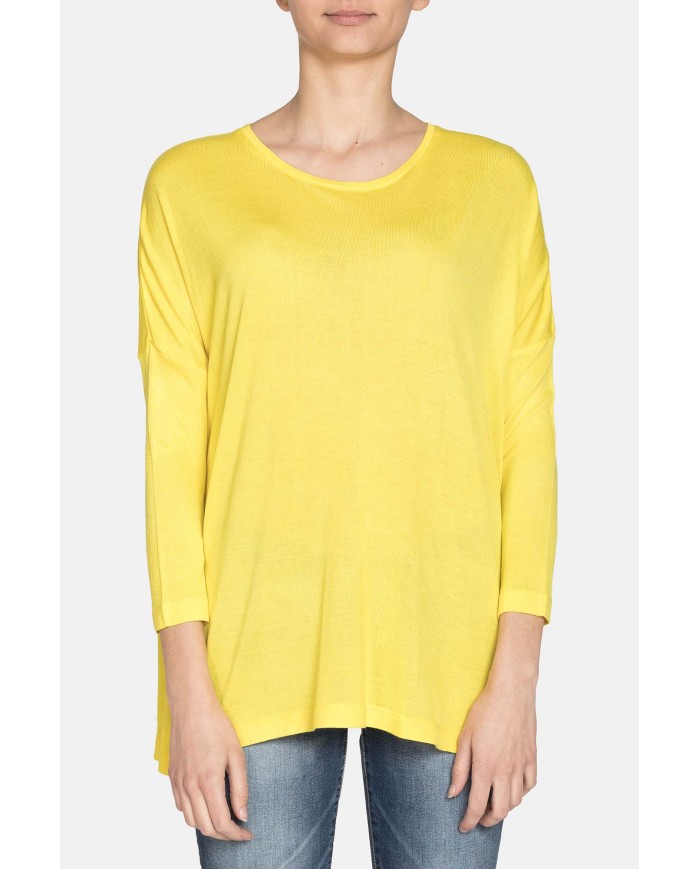 MAXI T-SHIRT COLLO STONDATO IN VISCOSA. Vestibilità regolare.