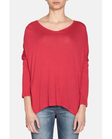 MAXI T-SHIRT COLLO STONDATO IN VISCOSA. Vestibilità regolare.