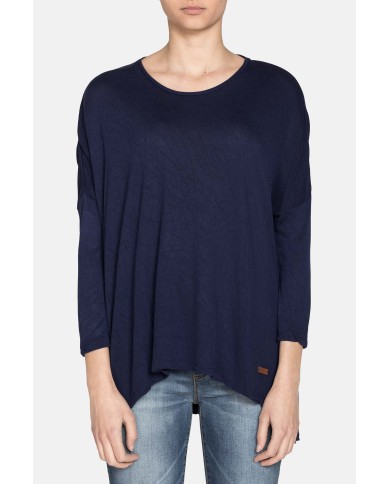 MAXI T-SHIRT COLLO STONDATO IN VISCOSA. Vestibilità regolare.