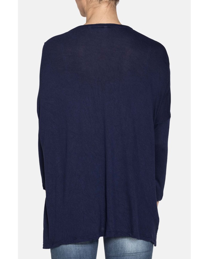 MAXI T-SHIRT COLLO STONDATO IN VISCOSA. Vestibilità regolare.