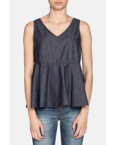 CANOTTA SCOLLO V IN JEANS CON VOLANT SUL FONDO. Vestibilità regolare.