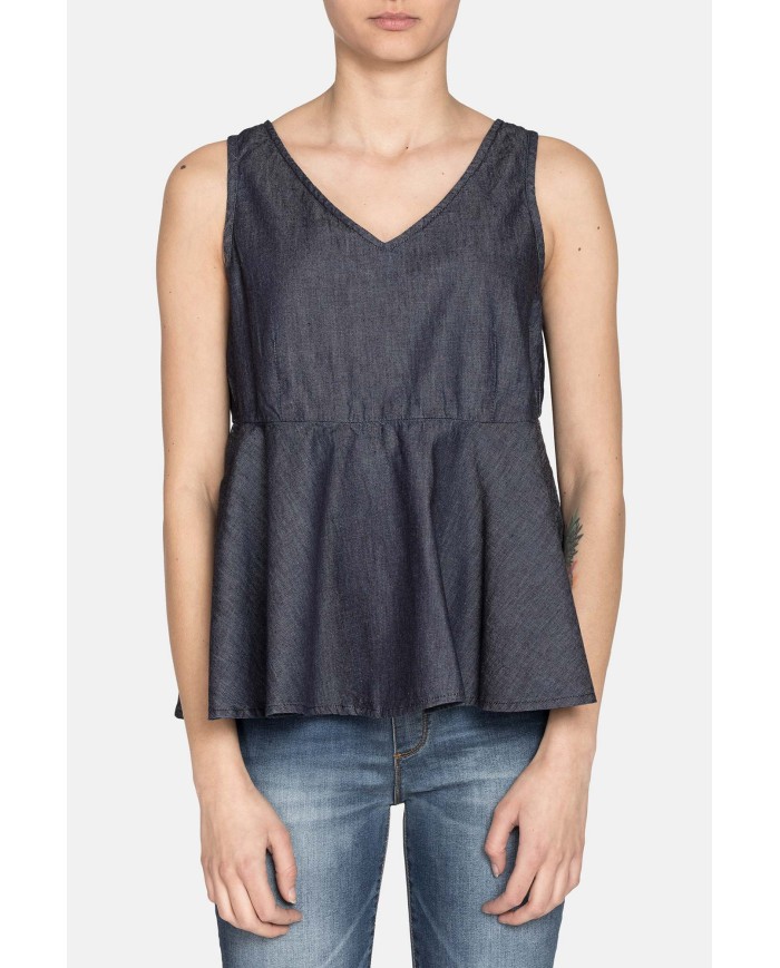 CANOTTA SCOLLO V IN JEANS CON VOLANT SUL FONDO. Vestibilità regolare.