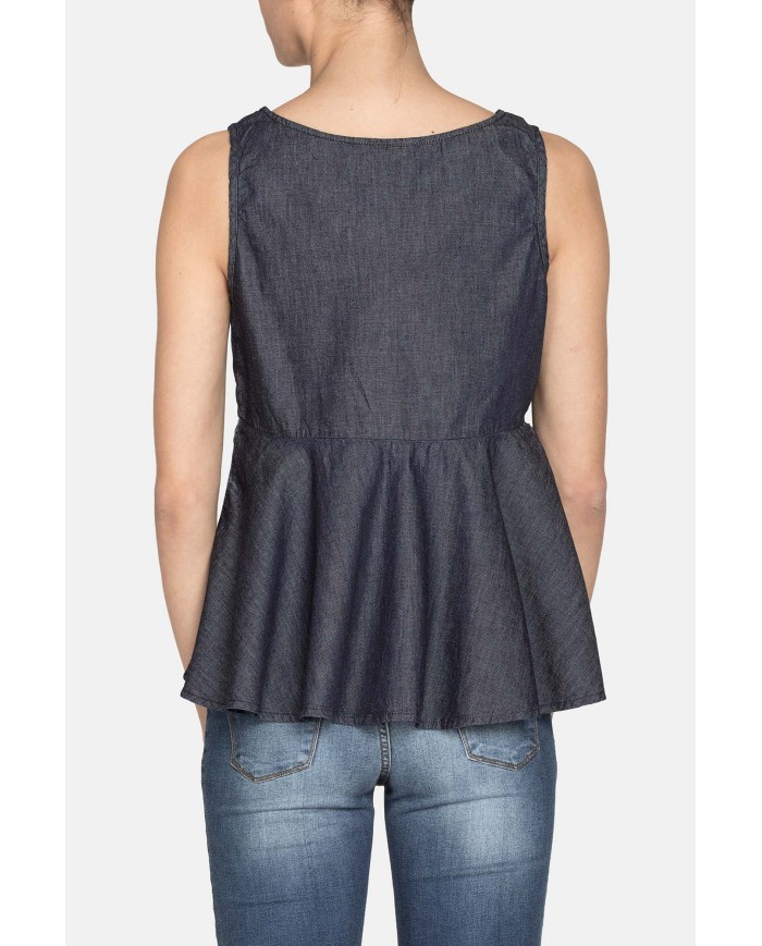 CANOTTA SCOLLO V IN JEANS CON VOLANT SUL FONDO. Vestibilità regolare.