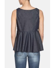 CANOTTA SCOLLO V IN JEANS CON VOLANT SUL FONDO. Vestibilità regolare.