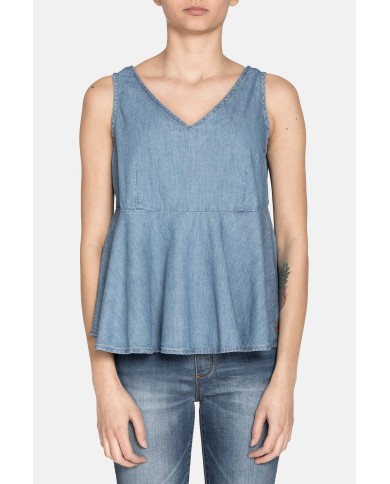 CANOTTA SCOLLO V IN JEANS CON VOLANT SUL FONDO. Vestibilità regolare.