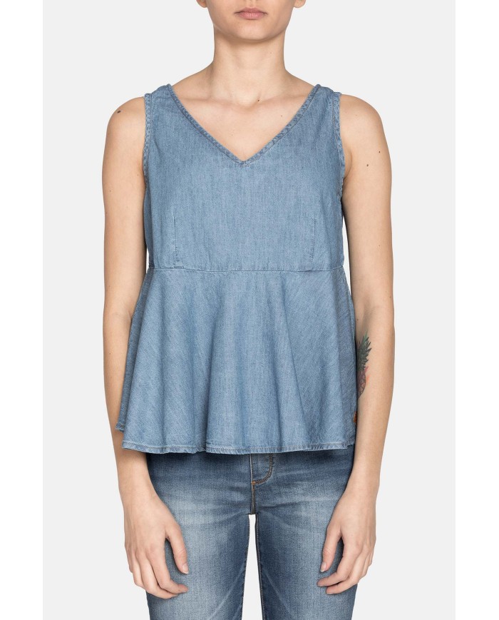 CANOTTA SCOLLO V IN JEANS CON VOLANT SUL FONDO. Vestibilità regolare.