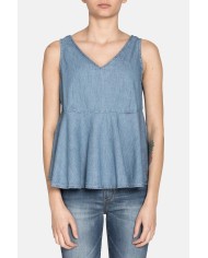 CANOTTA SCOLLO V IN JEANS CON VOLANT SUL FONDO. Vestibilità regolare.