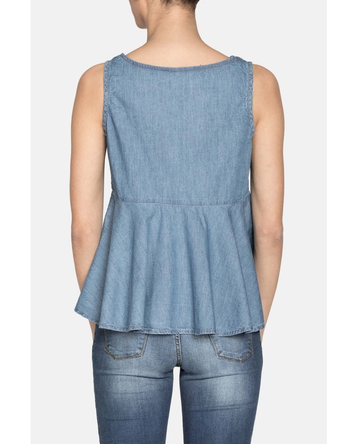 CANOTTA SCOLLO V IN JEANS CON VOLANT SUL FONDO. Vestibilità regolare.