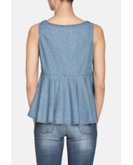 CANOTTA SCOLLO V IN JEANS CON VOLANT SUL FONDO. Vestibilità regolare.