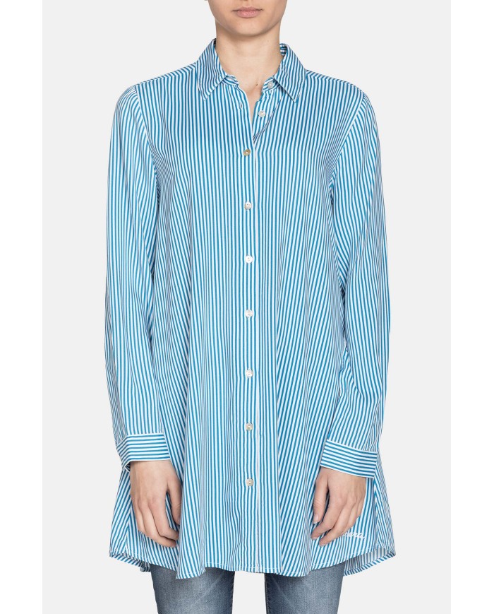 CAMICIA LUNGA IN VISCOSA. Vestibilità regolare.