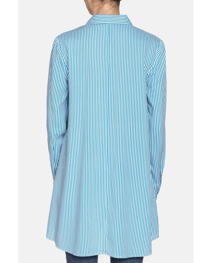 CAMICIA LUNGA IN VISCOSA. Vestibilità regolare.