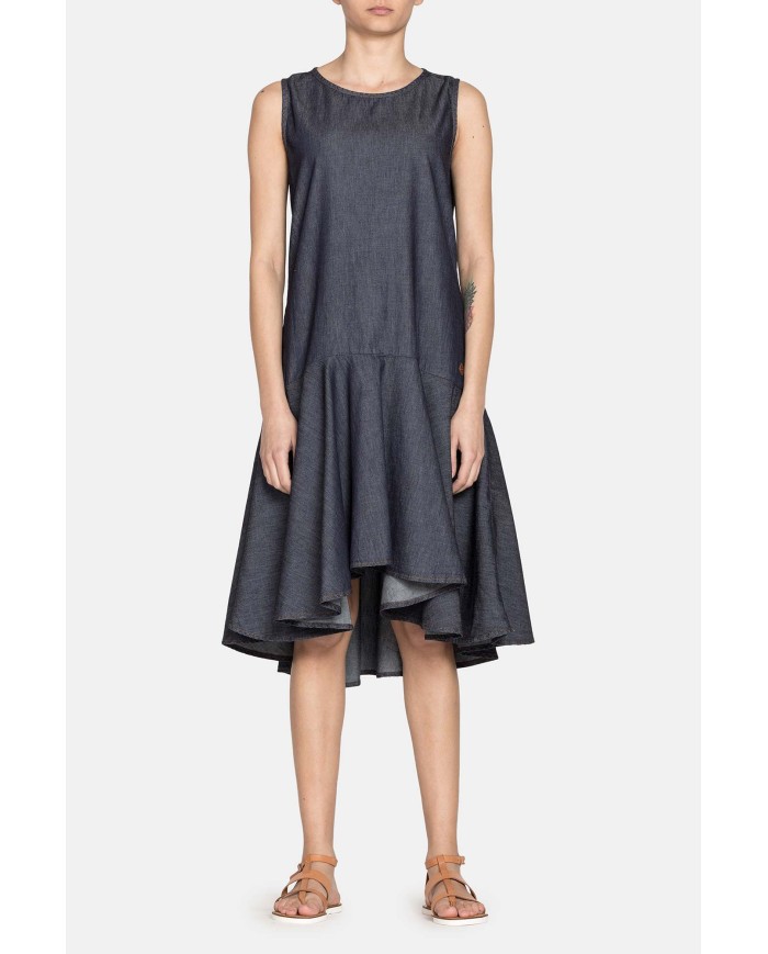 VESTITO IN DENIM CON VOLANT SUL FONDO. Vestibilità regolare.