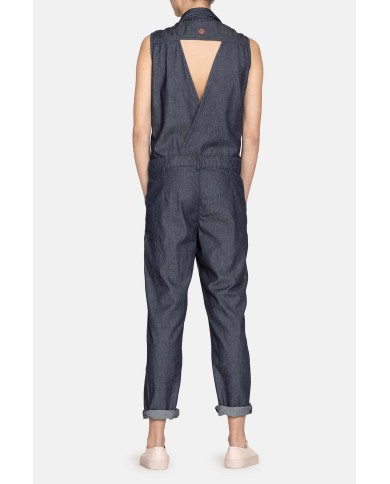 TUTA IN DENIM CON COLLO CAMICIA. Vestibilità regolare.