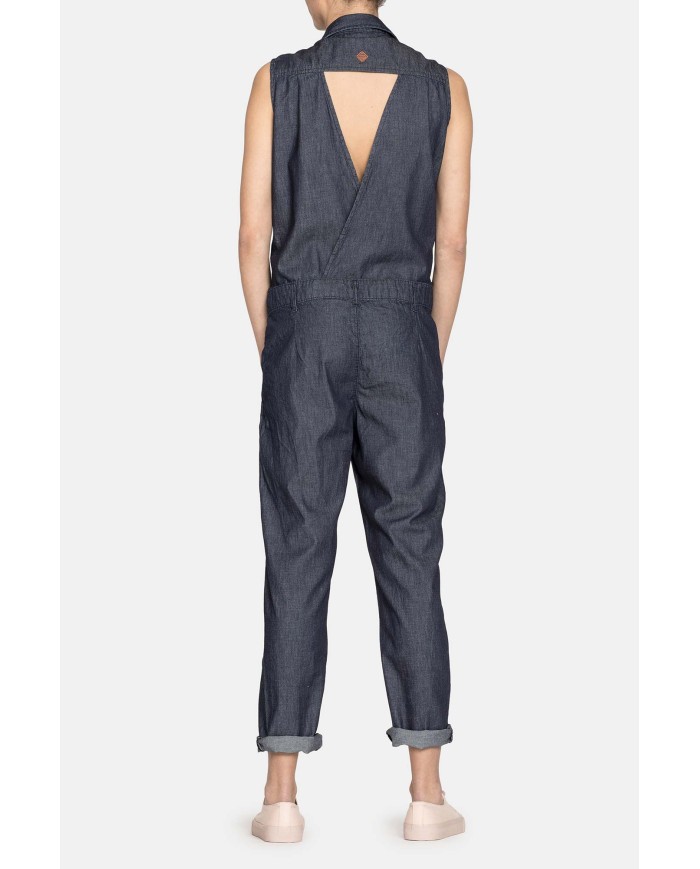 TUTA IN DENIM CON COLLO CAMICIA. Vestibilità regolare.