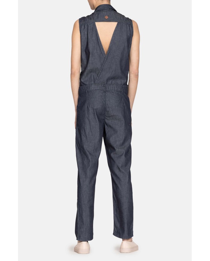 TUTA IN DENIM CON COLLO CAMICIA. Vestibilità regolare.