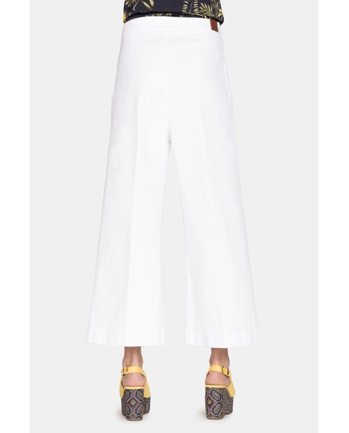 PANTALONE A PALAZZO. Vita alta e gamba regolare.