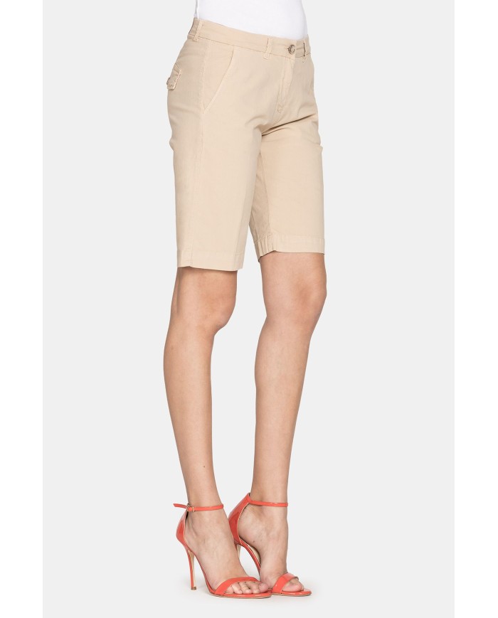 BERMUDA IN POPELINE STRETCH. Vita e gamba regolare.