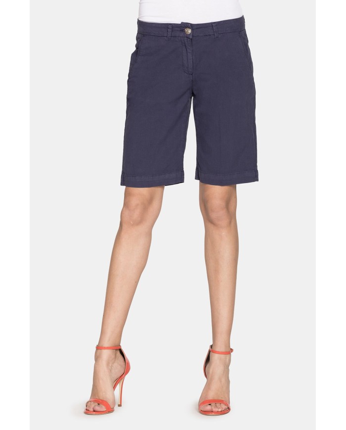 BERMUDA IN POPELINE STRETCH. Vita e gamba regolare.