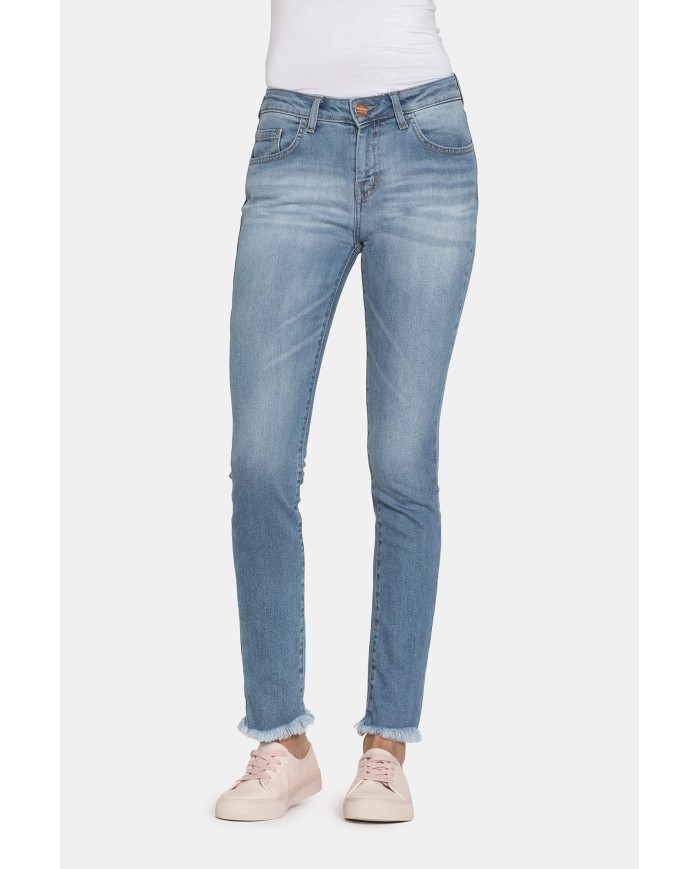 JEANS IN TESSUTO STRETCH MOD 762 . Vita regolare e gamba stretta.