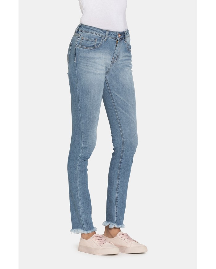 JEANS IN TESSUTO STRETCH MOD 762 . Vita regolare e gamba stretta.