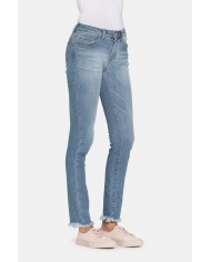 JEANS IN TESSUTO STRETCH MOD 762 . Vita regolare e gamba stretta.