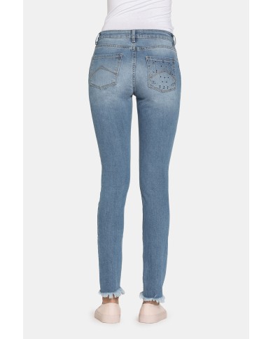 JEANS IN TESSUTO STRETCH MOD 762 . Vita regolare e gamba stretta.