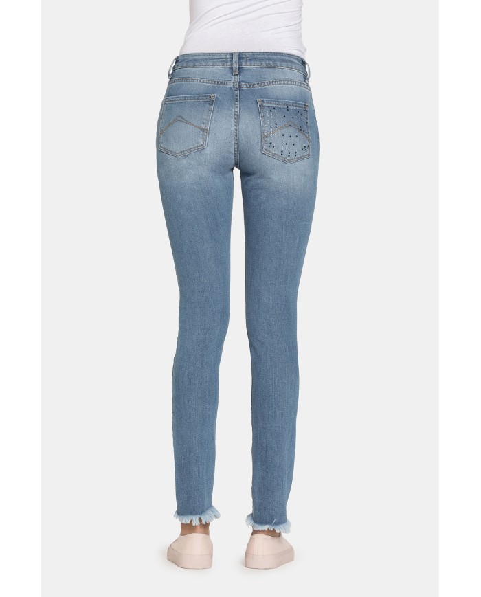 JEANS IN TESSUTO STRETCH MOD 762 . Vita regolare e gamba stretta.