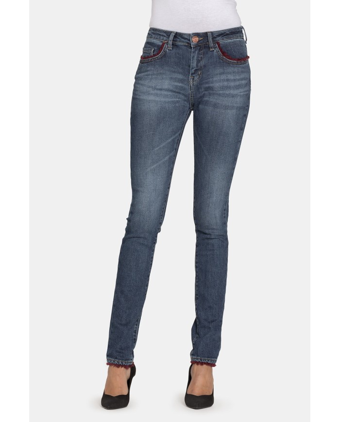 JEANS IN TESSUTO STRETCH MOD 762 . Vita regolare e gamba stretta.